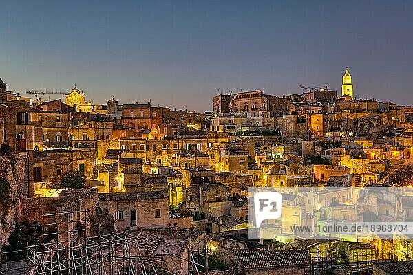 Die historische Altstadt von Matera in Süditalien bei Nacht
