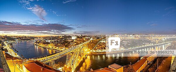 Panorama von Porto mit dem Fluss Douro in der Abenddämmerung