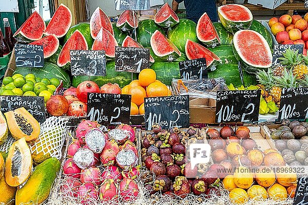 Exotische Früchte zum Verkauf auf einem Markt