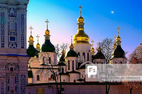 Ein magisches Bild der Sophienkirche in Kiew  Ukraine. Es ist der Weihnachtsabend  ein Stern erscheint am Himmel