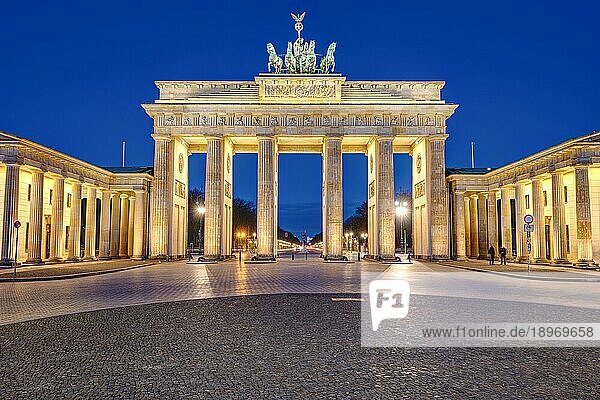 Das berühmte beleuchtete Brandenburger Tor in Berlin in der Dämmerung ohne Menschen