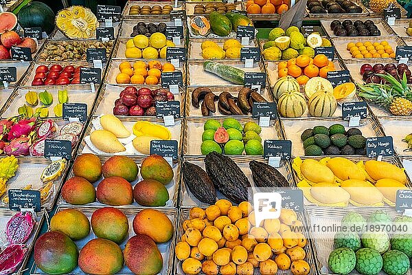 Exotische Früchte zum Verkauf auf einem Markt in München