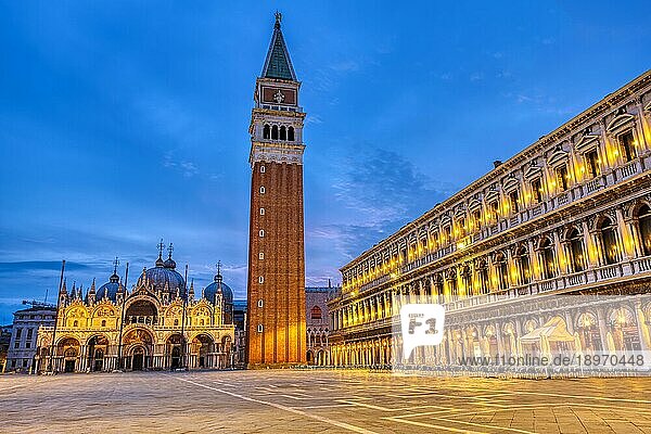 Der Markusplatz in Venedig mit dem Glockenturm und der Kathedrale im Morgengrauen