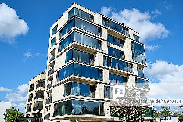 Modernes Mehrfamilienhaus mit viel Glas gesehen in Berlin  Deutschland  Europa