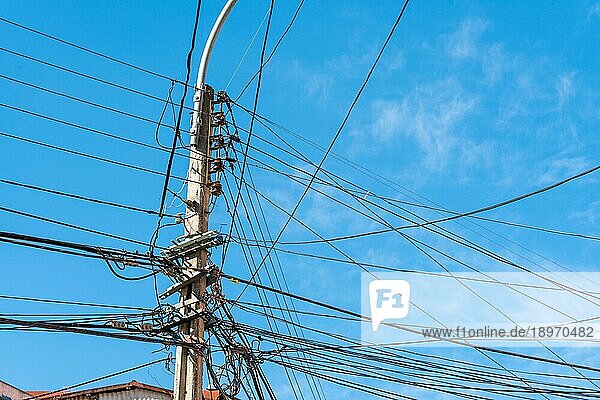 Strommast mit vielen Kabel gesehen in Valparaiso  Chile  Südamerika