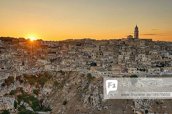 Blick auf die schöne Altstadt von Matera in Süditalien bei Sonnenuntergang