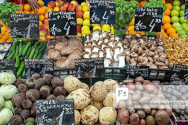 Große Auswahl an frischem Gemüse zum Verkauf auf einem Markt in Wien  Österreich  Europa