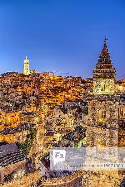 Die Altstadt von Matera in Süditalien vor Sonnenaufgang