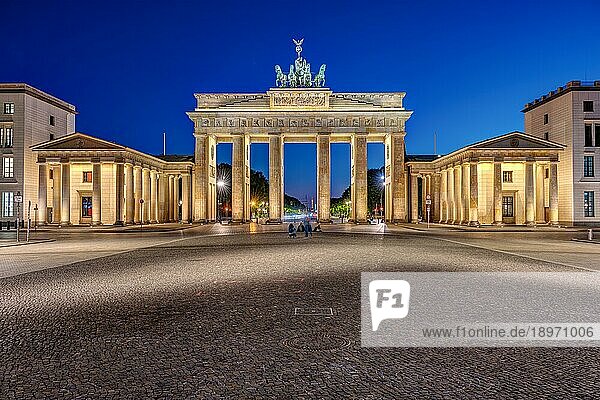 Das berühmte beleuchtete Brandenburger Tor in Berlin bei Nacht und ohne Menschen