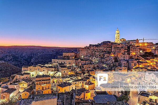 Die Altstadt von Matera in Süditalien vor Sonnenaufgang