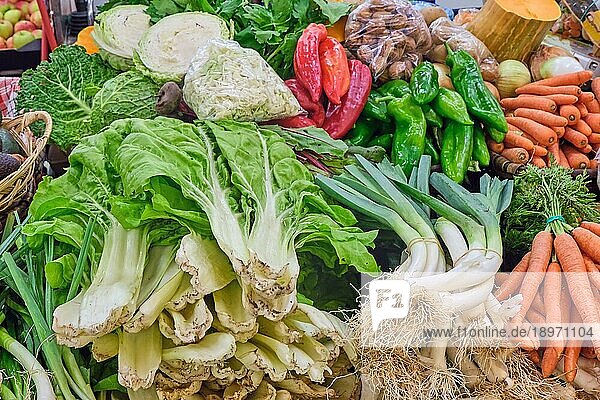 Große Auswahl an frischem Gemüse und Salat an einem Marktstand