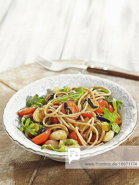 Salat mit Spaghetti  Gemüse und fermentiertem schwarzem Knoblauch