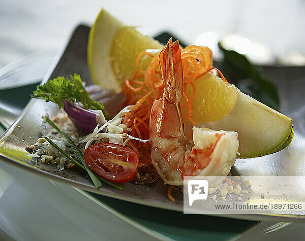 Pomelo salad with prawns