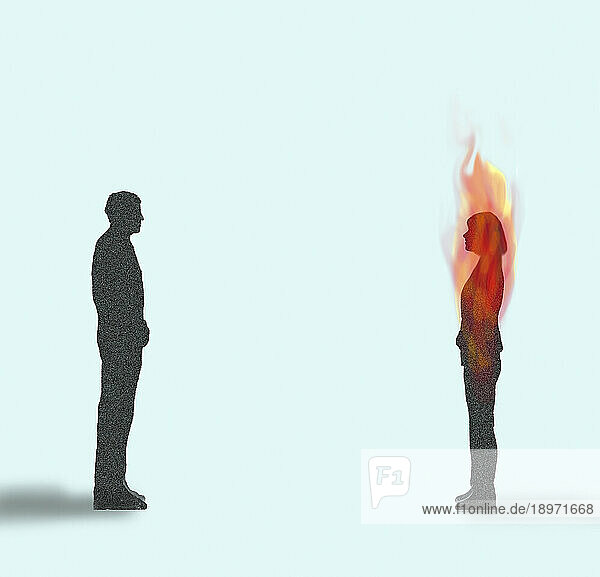 Mann schaut auf brennende Frau
