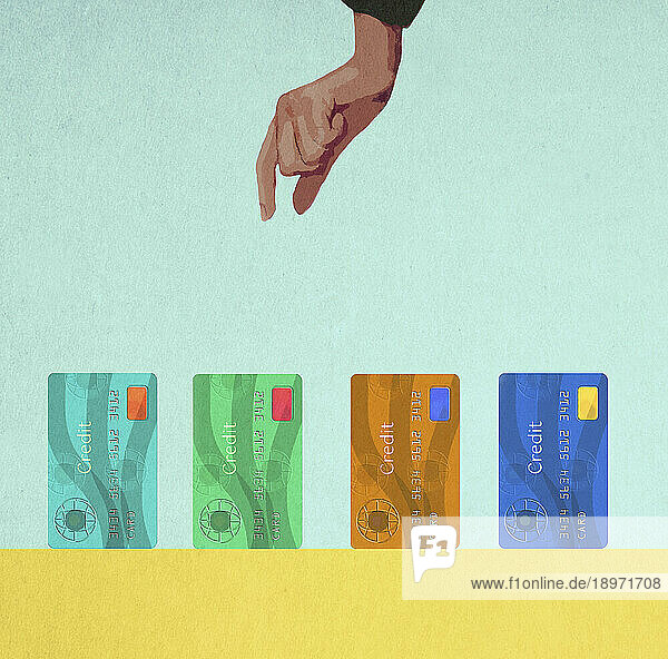 Hand wählt eine Kreditkarte aus