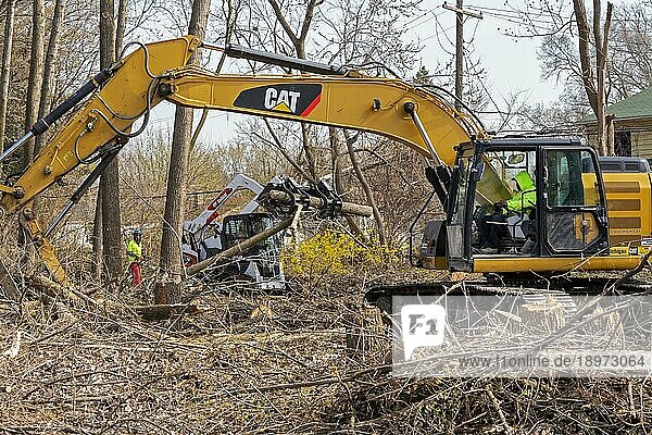 Arbeiter roden Bäume von einer stillgelegten Bahntrasse  die Teil des Joe Louis Greenway sein wird  einem 27  5 Meilen langen Wander und Radweg durch die Stadt  Detroit  Michigan