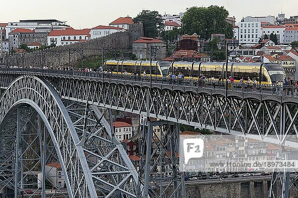 Metro und Fußgänger auf der Brücke Ponte D. Luís I  Fachwerk-Bogenbrücke  Blick von Vila Nova de Gaia  Porto  Portugal  Europa