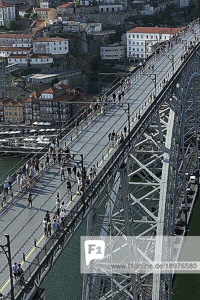 Fußgänger gehen über die obere Fahrbahn der Brücke Ponte D. Luís I  Fachwerk-Bogenbrücke  Blick von Serra da Pilar  Porto  Portugal  Europa