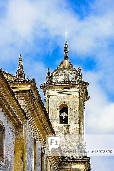 Fenster und Glockenturm einer schönen alten Barockkirche in der Stadt Ouro Preto