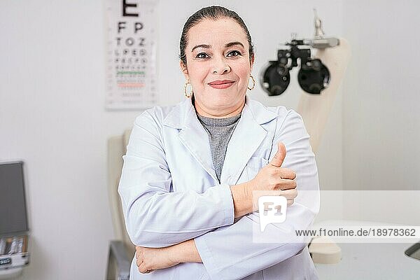 Optometriespezialist mit Daumen nach oben. Lächelnder Augenarzt mit Daumen nach oben im Büro  Optometristin mit Daumen nach oben im Labor