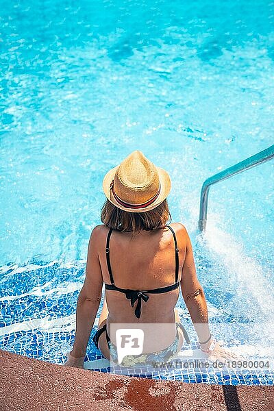 Junge Frau entspannt sich im Pool im Spa Resort im Urlaub. Sommer entspannende Konzept