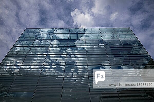 Wolken spiegeln sich in Glassfassade des Kunstmuseum Cube  Stuttgart  Baden-Württemberg  Deutschland  Europa