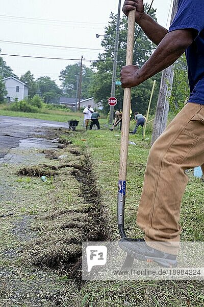 Detroit  Michigan  Freiwillige beseitigen Unkraut und Gras als Vorbereitung für die Bepflanzung eines Straßengartens im Stadtteil Morningside