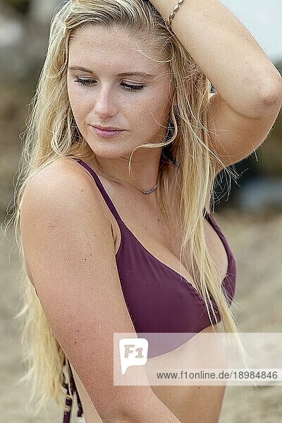 Ein schönes blondes Model genießt einen Tag am Strand