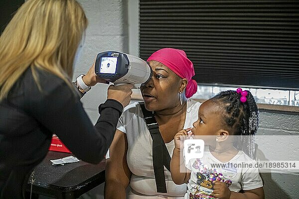 In Detroit  Michigan  organisierte die OneSight Foundation eine kostenlose Klinik  die Augenuntersuchungen und Brillen für einkommensschwache Bürger anbot. OneSight veranstaltet Kliniken in vielen Teilen der Welt