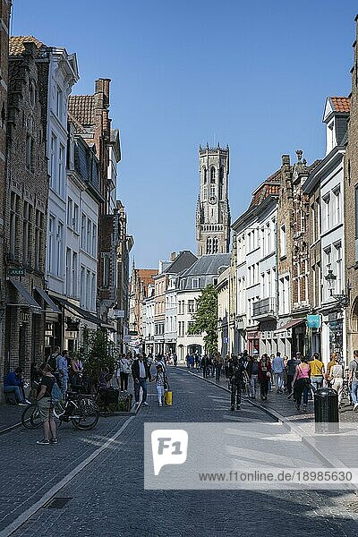 Fußgängerzone mit dem Belfried oder Belfort in der Altstadt von Brügge  Belgien  Europa