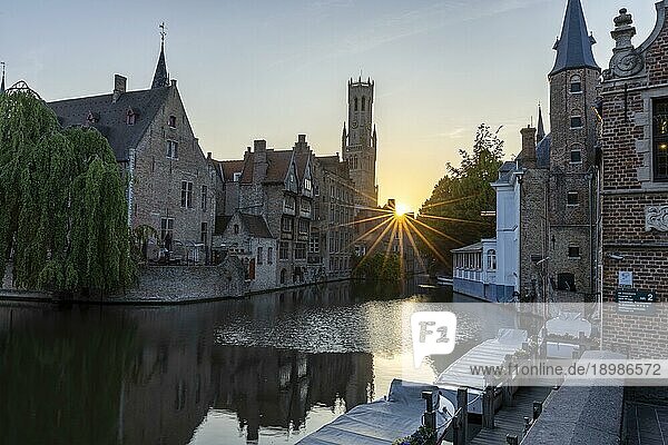 Sonnenuntergang am Dijver  hinten Belfort Glockenturm  Rozenhoedkaai  Brugge  Belgien  Europa