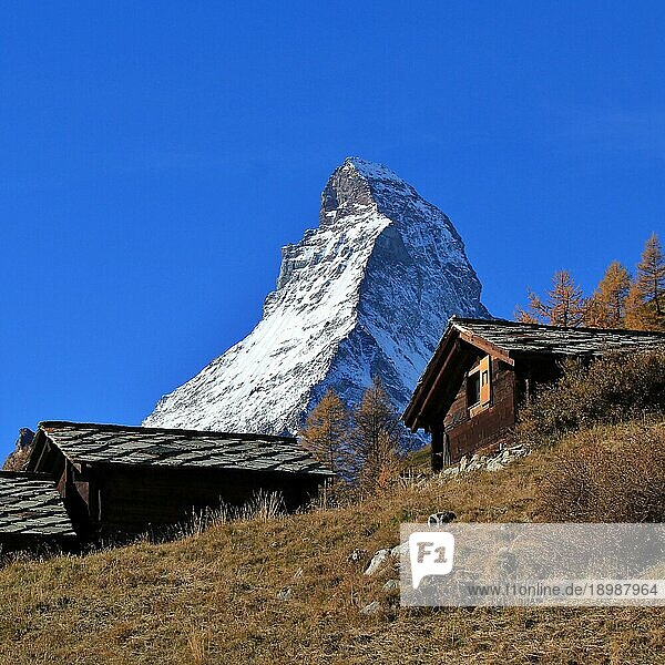 Szene in Zermatt. Berühmter Berg Matterhorn. Alte Holzhütten mit Steindächern