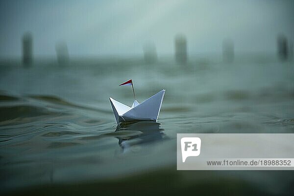 Freiheit  kleines Papierschiff auf dem Meer