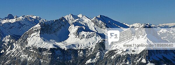 Blick vom Klingenstock  Schweiz. Mt Schwalmis und Mt Brisen im Winter