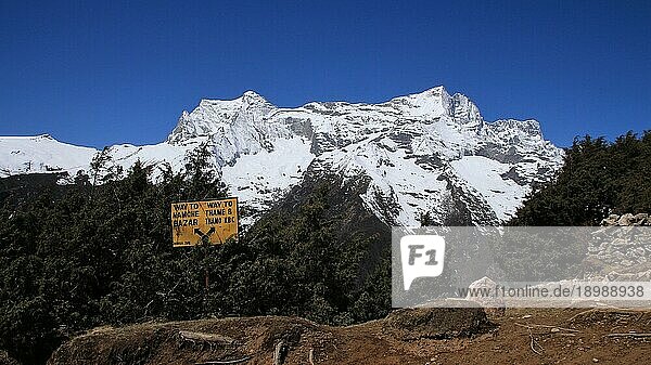 Schild und schneebedeckter Kongde Ri  Szene im Sagarmatha Nationalpark
