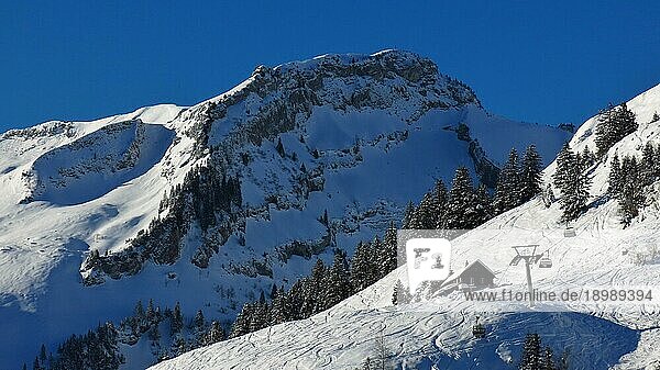Berg Huser Stock und Skipisten. Winterszene in Stoos  Schweizer Alpen