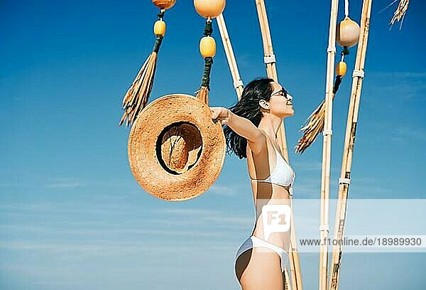 Freiheit Frau genießen ihren Sommerurlaub am Strand Dekoration Hintergrund. Abenteuer  entspannen  reisen  glücklich Konzept