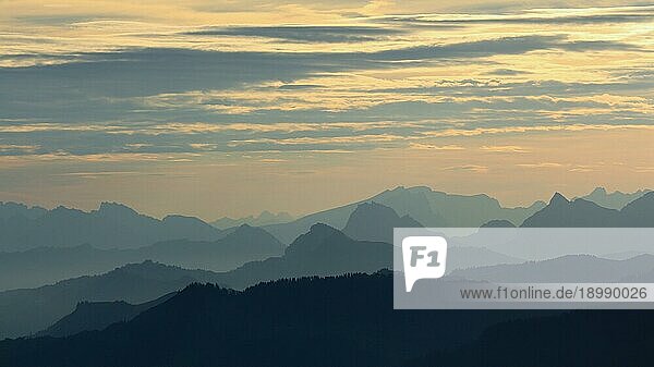 Mystischer Sommermorgen.Schweizer Berge bei Sonnenaufgang