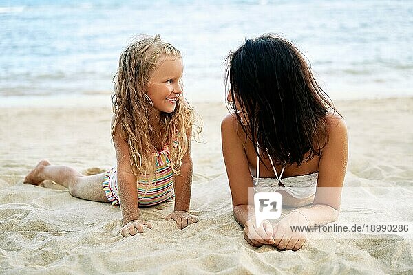 Mutter und Tochter entspannen am tropischen Strand im Sommerurlaub. Glückliche Familie  Beziehung Konzept