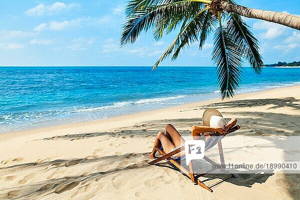 Zurück Blick auf junge schöne Frau sonnenbaden und entspannen Sie sich auf tropischen Strand mit Kopie Raum. Sommerurlaub Konzept
