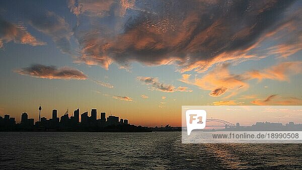 Bunter Abendhimmel über Sydney