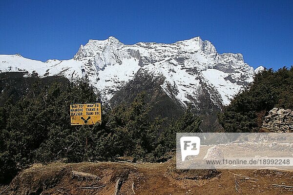 Szene im Everest Nationalpark  Hinweisschild und hoher Berg