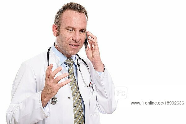 Verwirrter Arzt  der in ein Mobiltelefon spricht  mit der Hand gestikuliert und die Stirn runzelt  während er versucht  die Symptome des Patienten zu verstehen  vor weißem Hintergrund