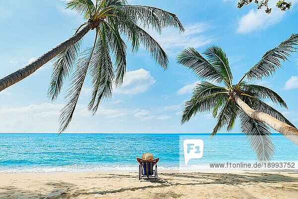 Zurück Blick auf junge schöne Frau sonnenbaden und entspannen Sie sich auf tropischen Strand allein. Sommerurlaub Konzept