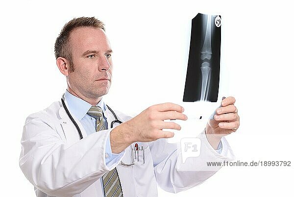 Radiologe oder orthopädischer Chirurg bei der Untersuchung einer Röntgenaufnahme eines Gelenks  während er sich über den Fortschritt des Patienten informiert oder versucht  eine Diagnose zu stellen