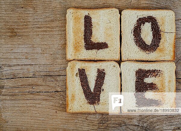 Toastbrot mit dem Wort LOVE aus Nuss Nougat Creme