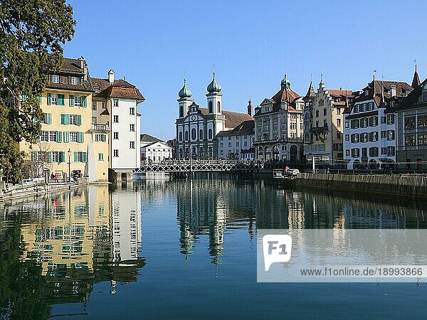 Schöne alte Gebäude spiegeln sich in der Reuss  Fluss in Luzern  Schweiz  Europa