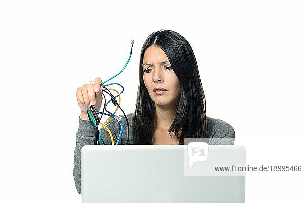 Close up von Upset Frau in grauen Langarm Shirt hält verworrene Netzwerkkabel in der Hand während Experiencing Computer Probleme  vor weißem Hintergrund