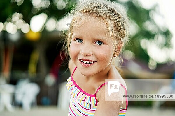 Close up Porträt der glücklichen niedlichen kleinen blonden Mädchen. Lächelnde blonde Kind im Sommer. adorable Kinder  Kindheit  Emotionen Konzept