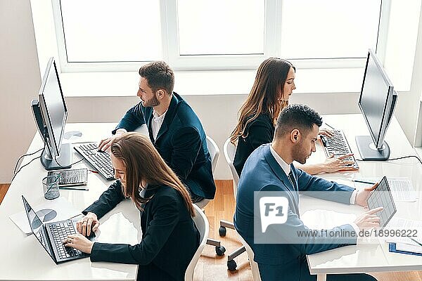 Draufsicht auf Geschäftsleute  die am Computer in einem modernen Büro arbeiten. Arbeit im Team Konzept